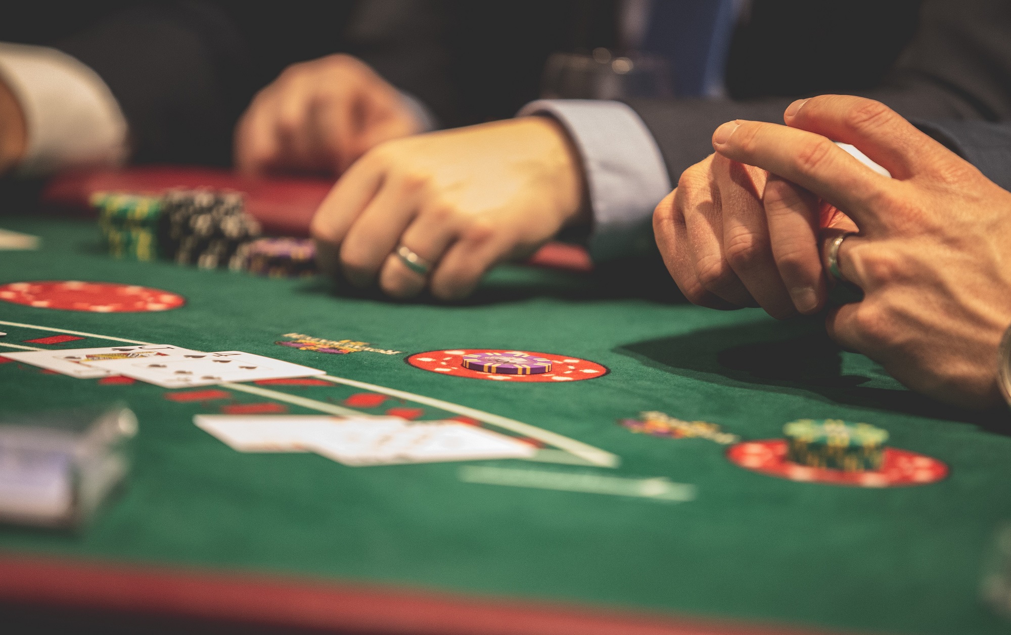 Online Casinos vs Land-Based (And Why Online is Better)